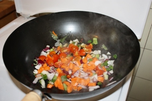 Fleisch und Gemüse im Wok dünsten. 